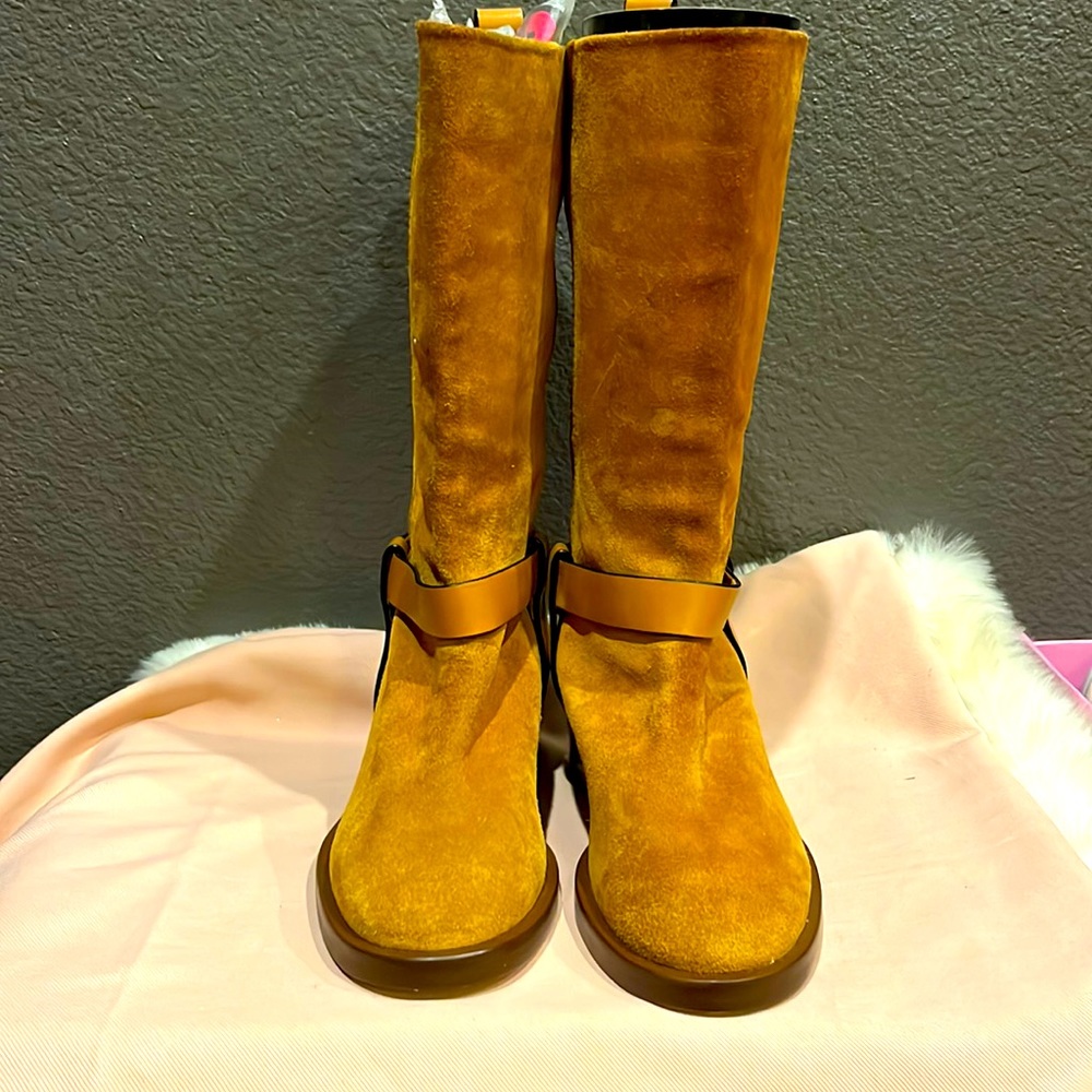 New Stuart Weitzman tan suede short boot